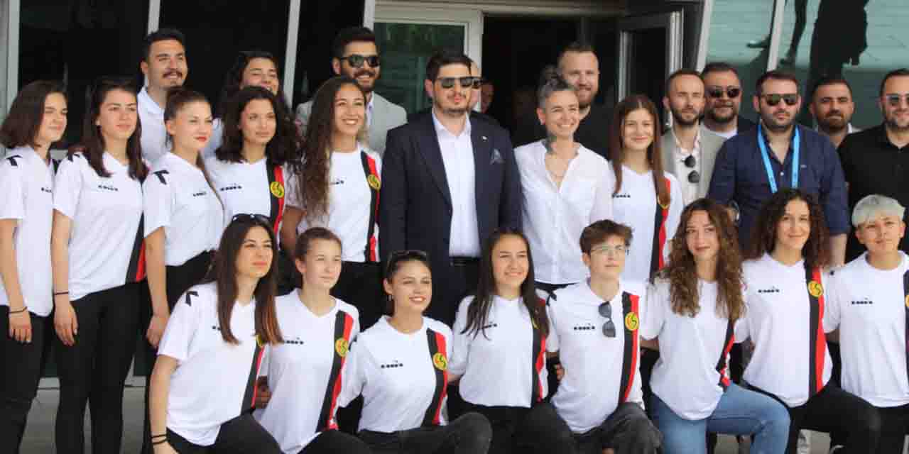 Başkan Koca’dan Dişi Şimşeklere prim jesti