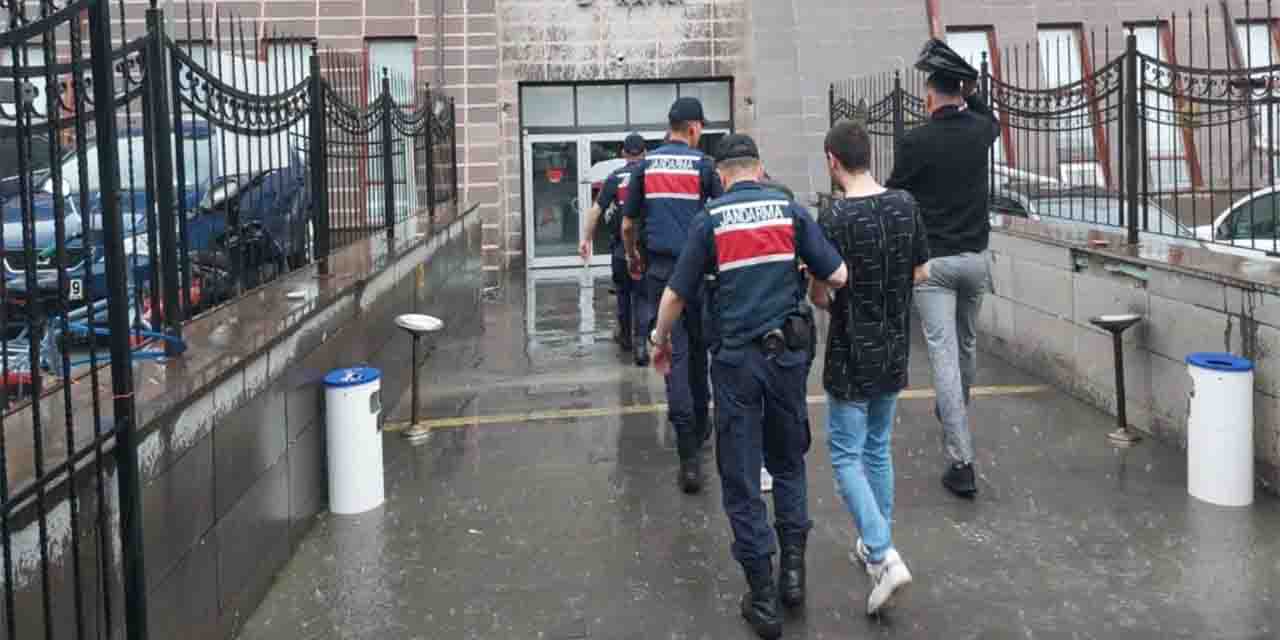 Jandarma hırsızlık şüphelilerini enseledi