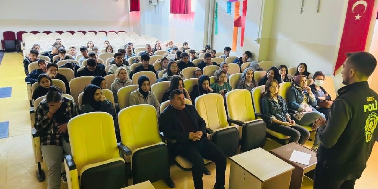Pazarlar’da öğretmen ve öğrencilere güvenli ve şuurlu internet kullanımı eğitimi
