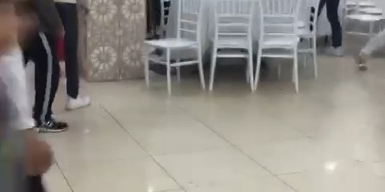 Düğünde meydan kavgası, masa ve sandalyeler havada böyle uçuştu