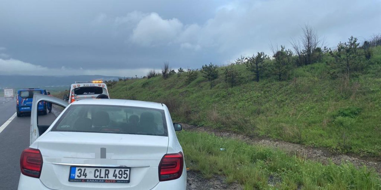 TEM Otoyolu’nda otomobil bariyerlere çarptı: 3 yaralı
