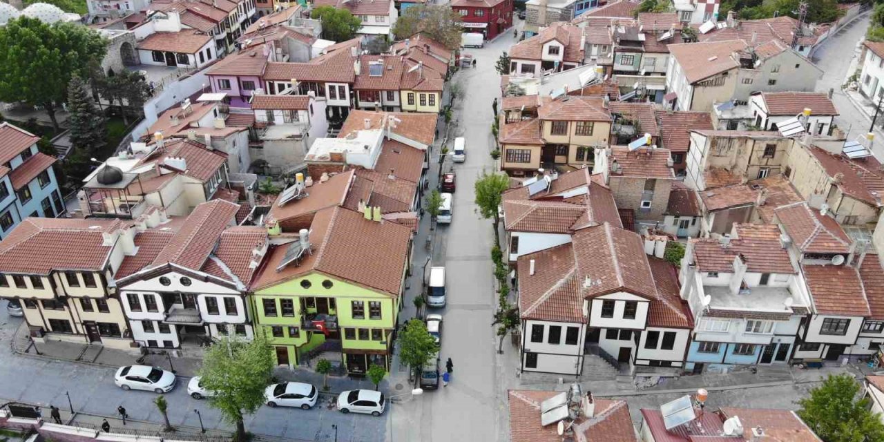 100 yıllık tarihe sahip rengarenk konakların olduğu sokakları gezenler geçmişe gidiyor