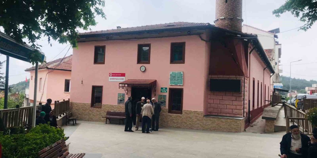 Caminin sadaka kutusunu çaldılar