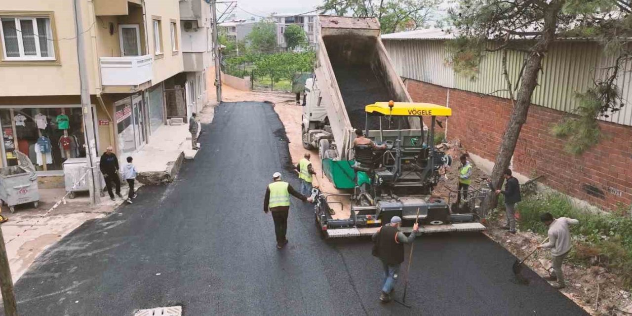 Gürsu’da 36 saatte sokağın asfaltı yenilendi