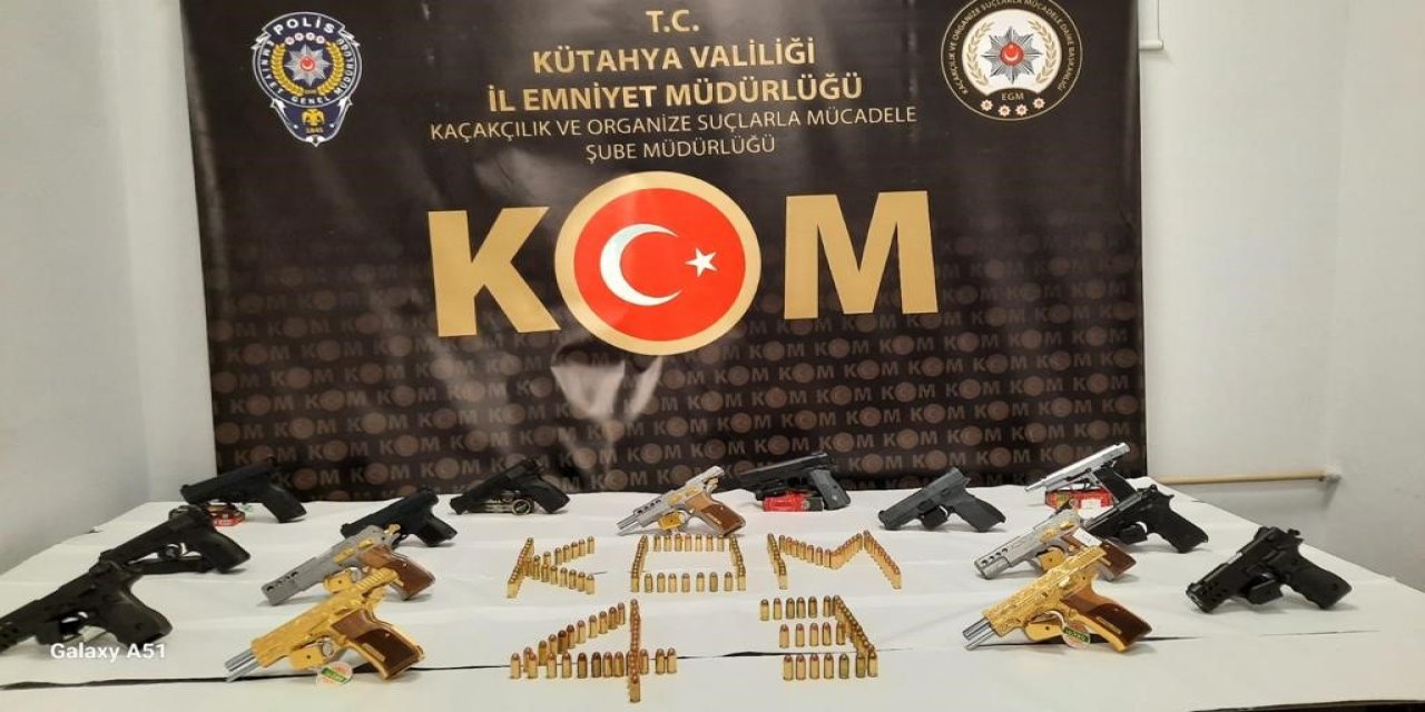 Kütahya’daki kaçak silah operasyonunda 16 adet ruhsatsız tabanca ele geçirildi
