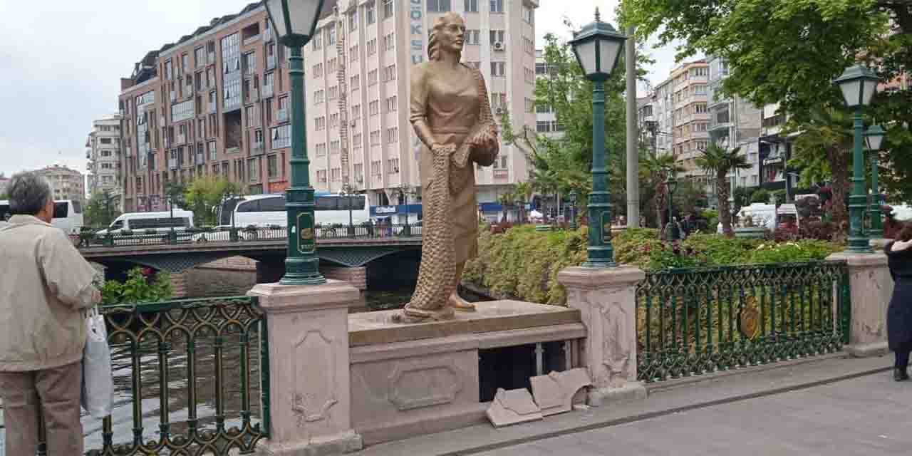 Köprübaşı’nda heykelin duvarını kırdılar