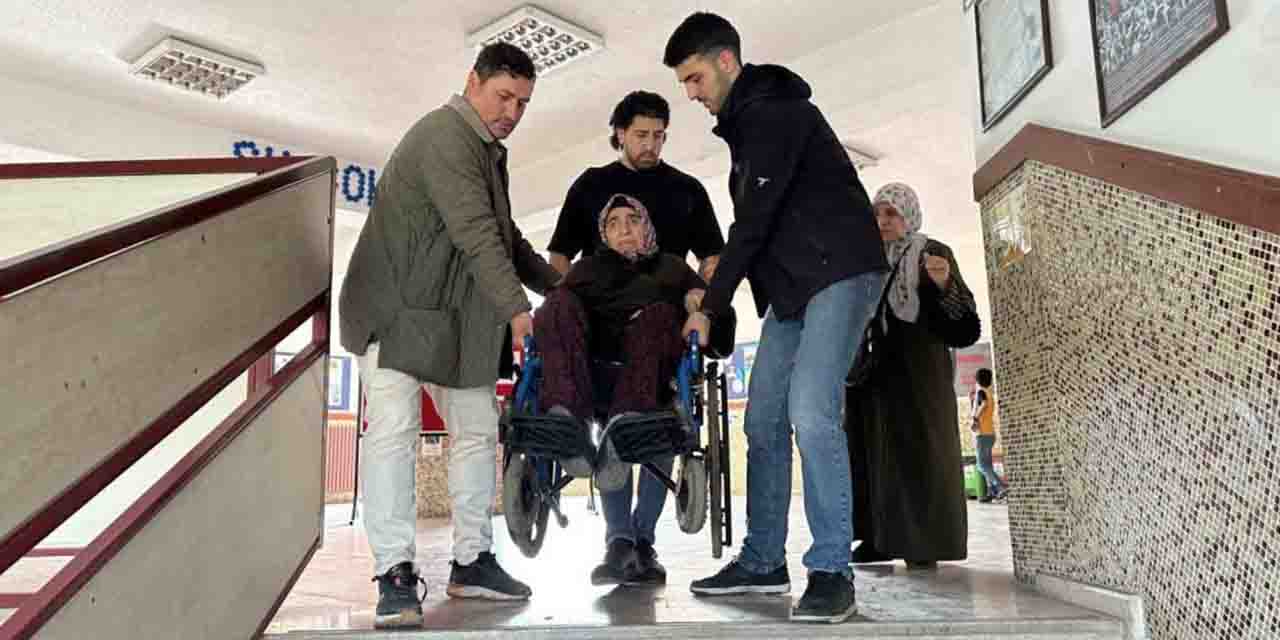 Şehit eşi tekerlekli sandalye ile sandık başına taşındı