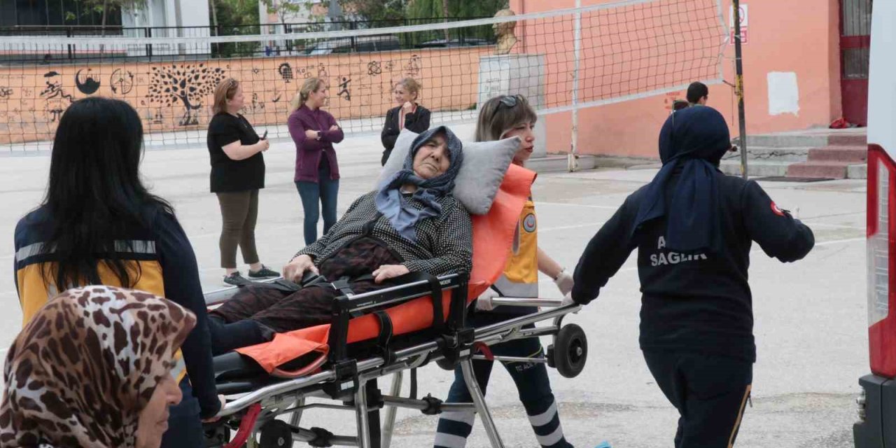 Sandığa sedye ile taşındı