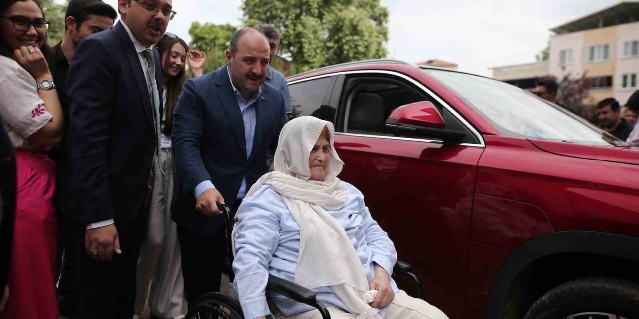 Bakan Varank, yürüme zorluğu çeken 70 yaşındaki kadını Togg ile sandığa getirdi