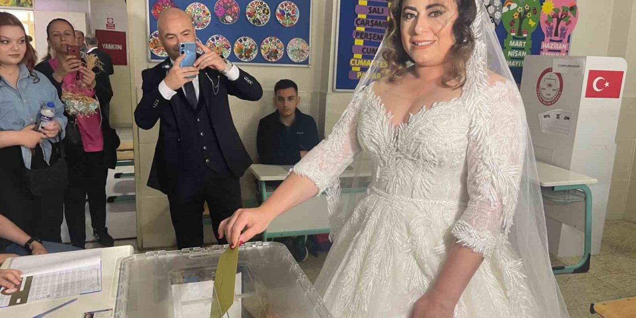 Gelinliğiyle oy kullanmaya gitti