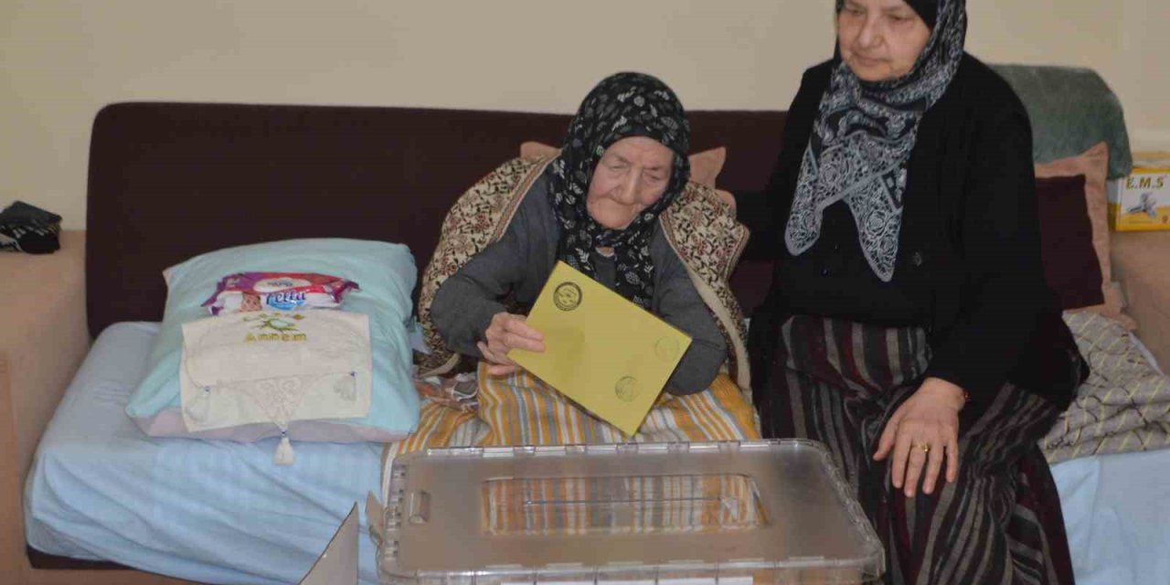 Yaşlı ve yatalak hastalar ile engelli vatandaşlar oylarını seyyar sandıkta kullandı