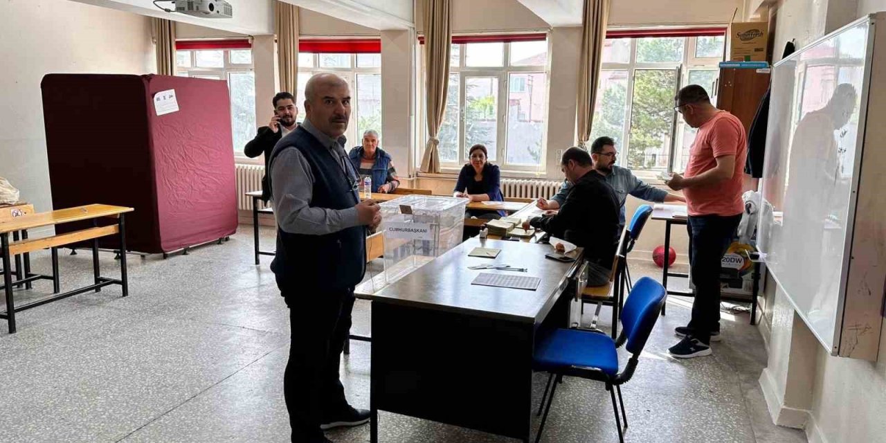 Afyonkarahisar’da oy verme işlemi sorunsuz bir şekilde başladı