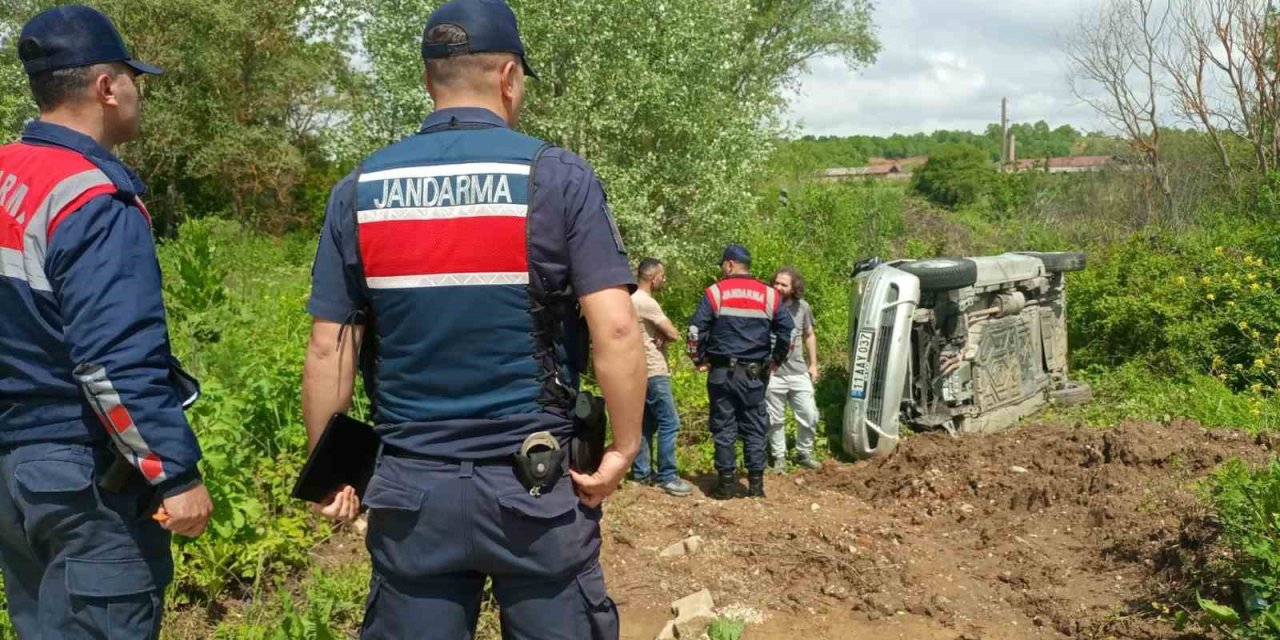 Hafi ticari araç devrildi, içindeki köy ekmekleri yol kenarına saçıldı