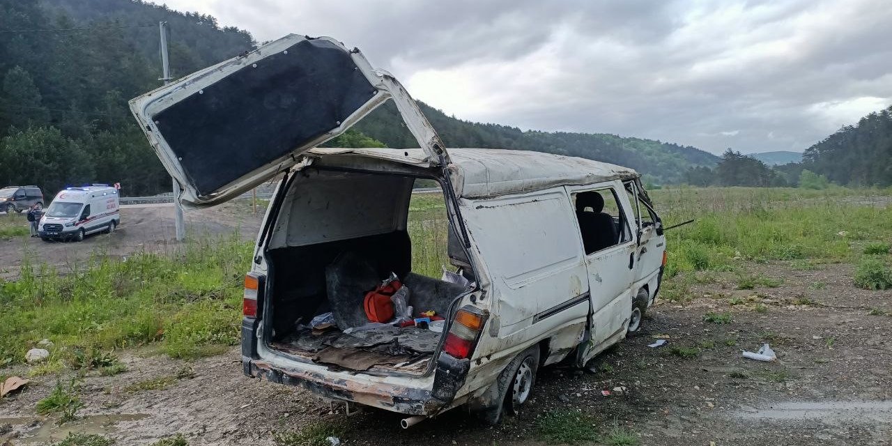 Minibüs kontrolden çıktı, defalarca takla attı: 2 yaralı