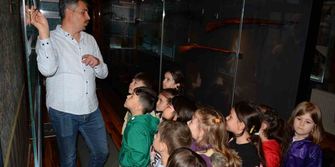Minik öğrenciler Radyo Sergisi’ni ziyaret etti