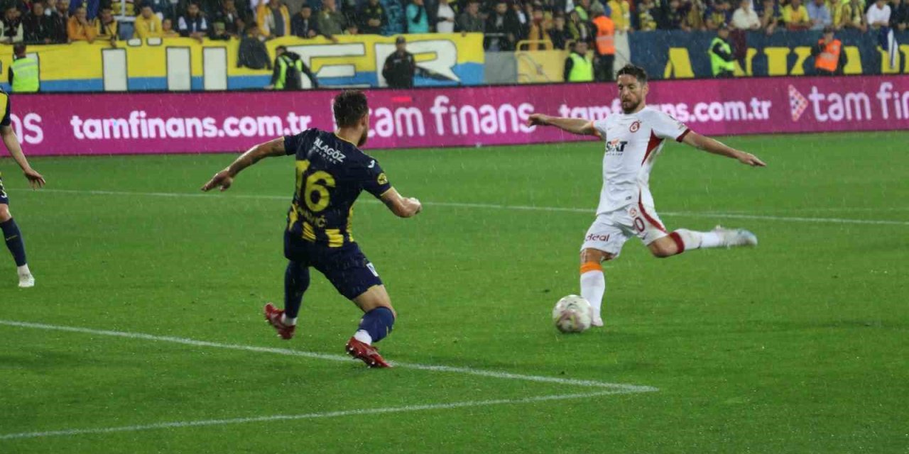 Spor Toto Süper Lig: MKE Ankaragücü: 1 - Galatasaray: 2 (İlk yarı)