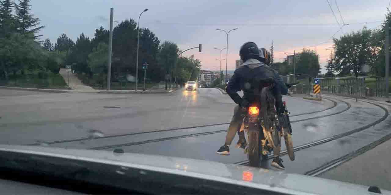 Eskişehir'deki plakasız motosiklet yürekli ağıza getirdi
