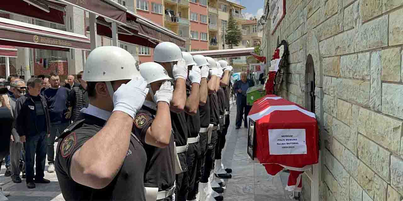 Tramvay durağında kalp krizinden ölen polise son veda