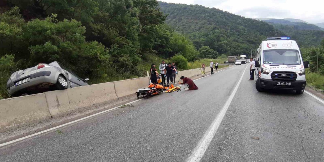 Otomobil beton bariyerlerin üzerine çıktı: 1 yaralı