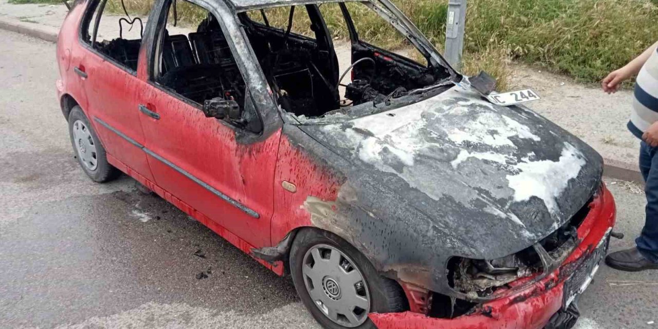 Seyir halindeki aracı alev topuna döndü, canını zor kurtardı