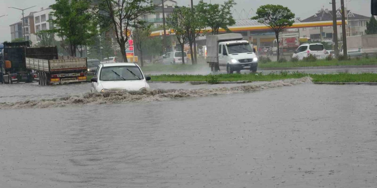 Bolu’da bazı cadde ve sokaklar göle döndü