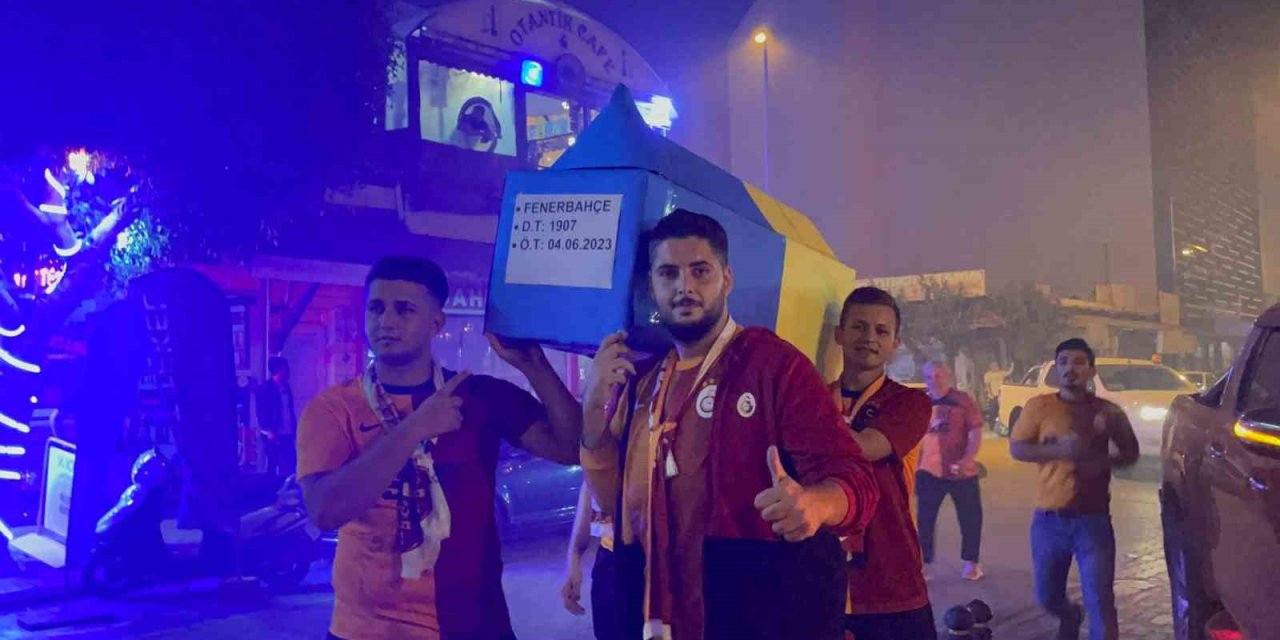 Antalya’da sarı-kırmızılı taraftarlar Fenerbahçe’nin temsili tabutunu kaldırdı