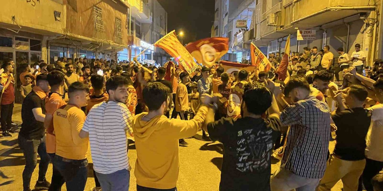 Silopi’de Galatasaray taraftarları şampiyonluğu yöresel halay eşliğinde kutladı