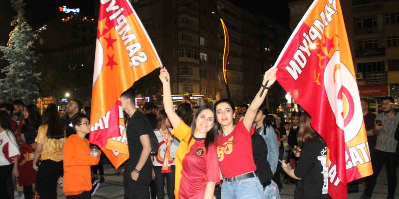 Galatasaraylı taraftarların derbi ve şampiyonluk kutlaması