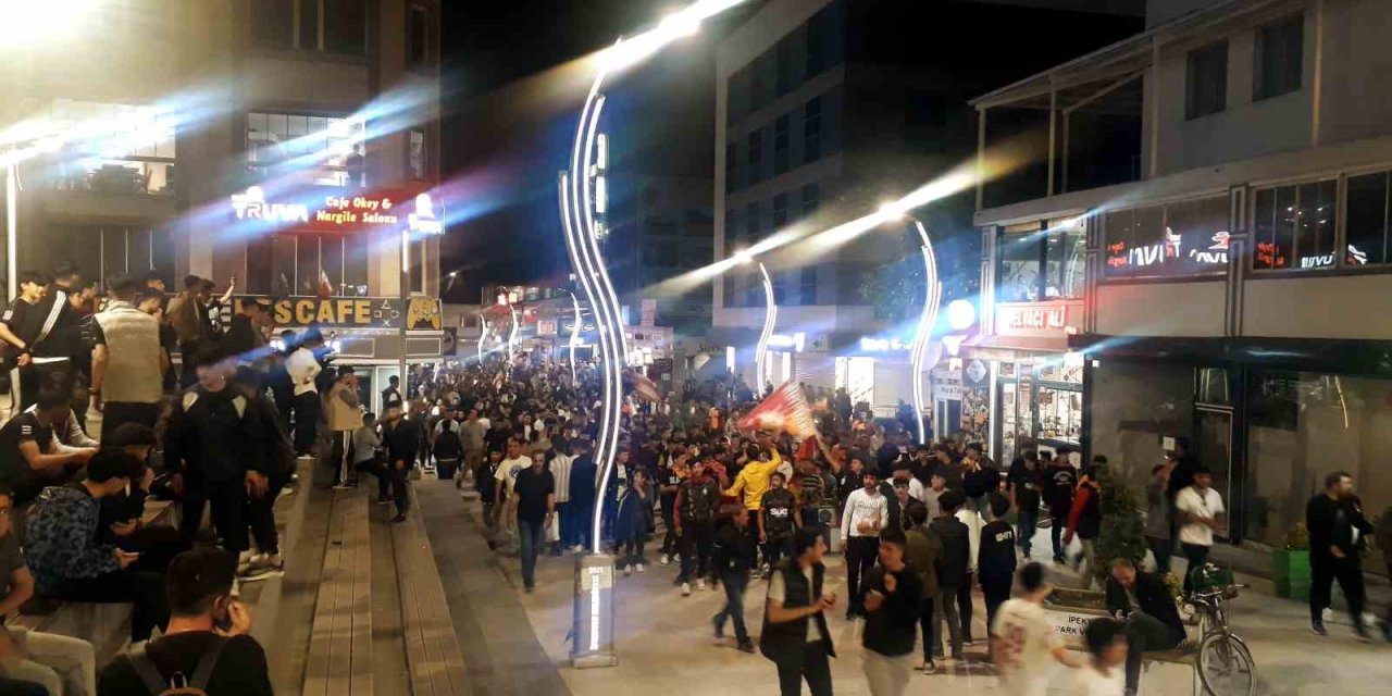 Galatasaraylı taraftarlardan şampiyonluk kutlaması