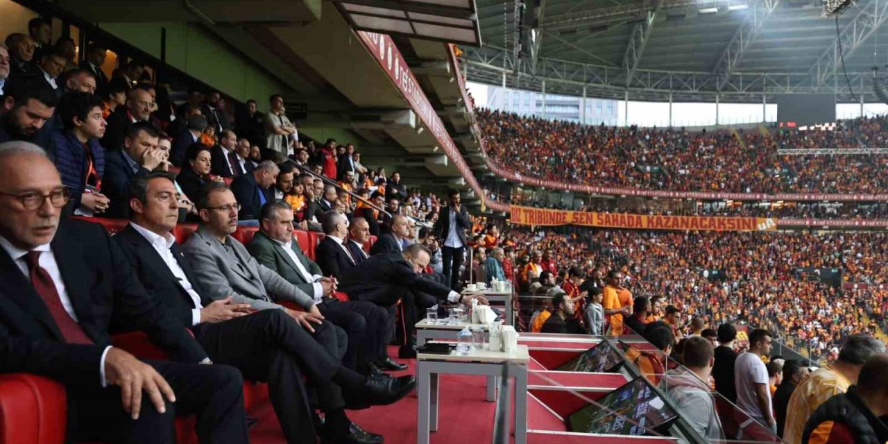 Gençlik ve Spor Bakanı Osman Aşkın Bak, derbiyi takip etti