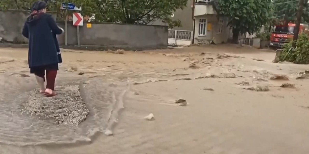 Ladik’te sağanak nedeniyle sokaklar dere gibi aktı