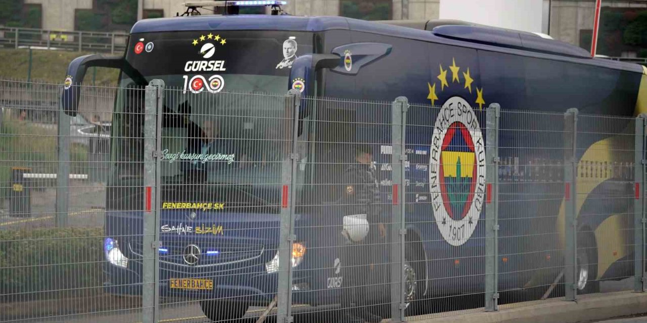 Fenerbahçe derbi için Nef Stadyumu’na ulaştı