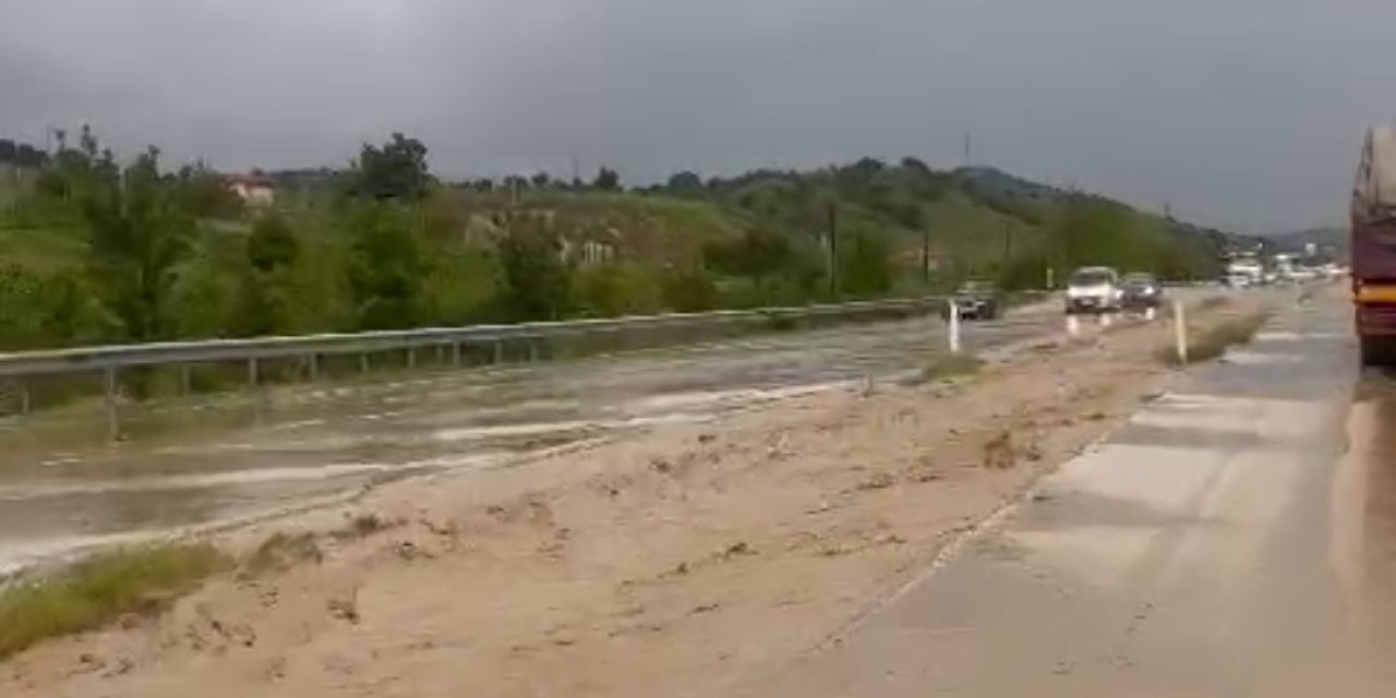 Sel suları Ankara-Çorum karayolunda sürücülere zor anlar yaşattı