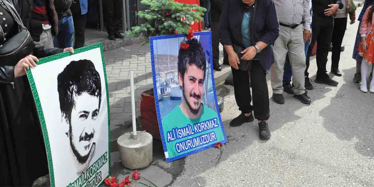 Ali İsmail Korkmaz’a karanfillerle anma