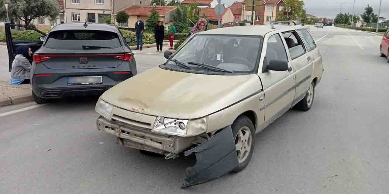 Eskişehir'de iki otomobil birbirine girdi