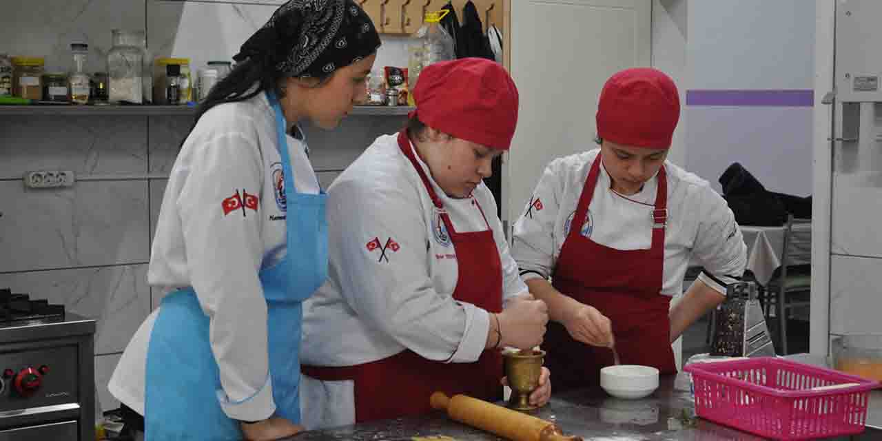 Liseli öğrencilerden 580 liseliye yemek desteği