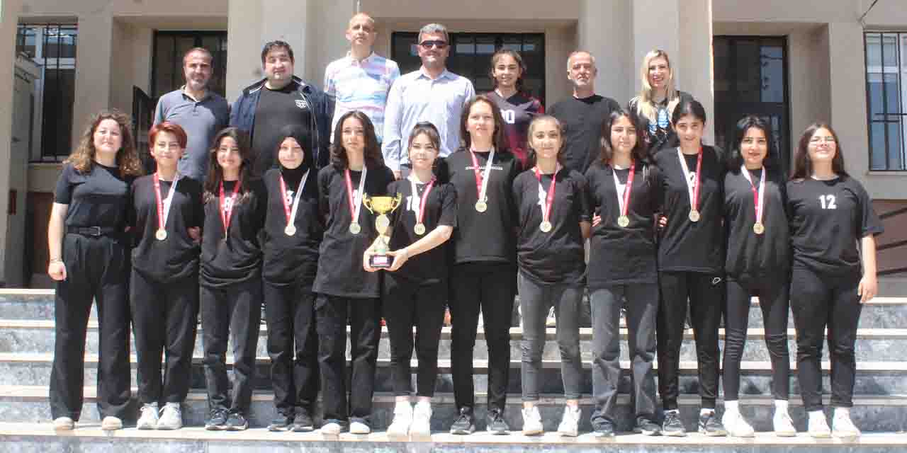 19 Mayıs Anadolu Lisesi’nde başarı sevinci yaşanıyor