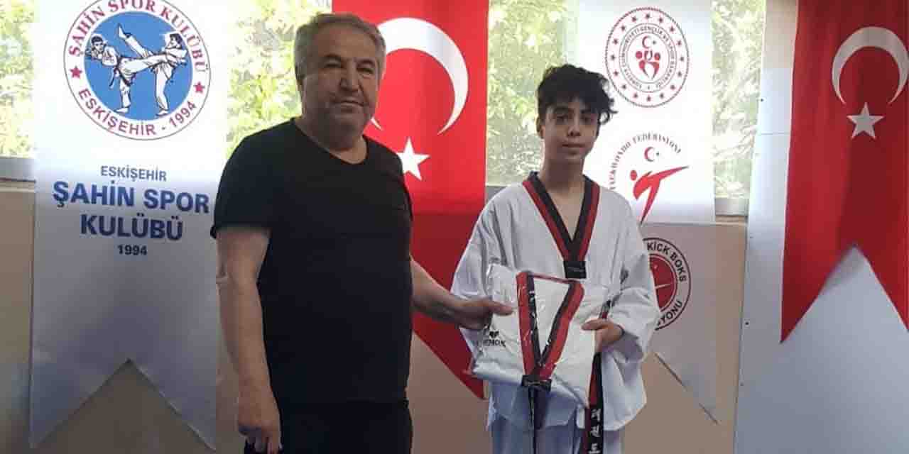 Başarıyı madalyayla ödüllendirdi