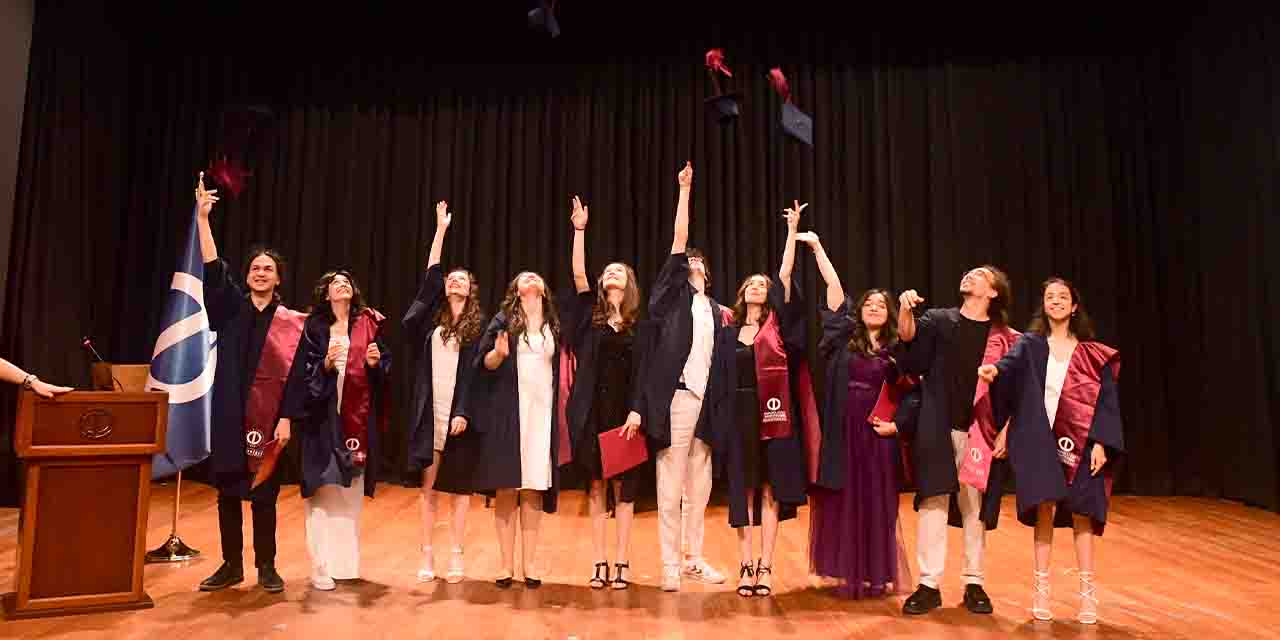 Anadolu Üniversitesi'nde mezuniyet heyecanı devam ediyor