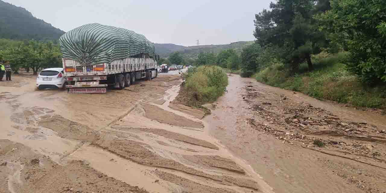 Bilecik'te sağanak yağış trafiği engelledi