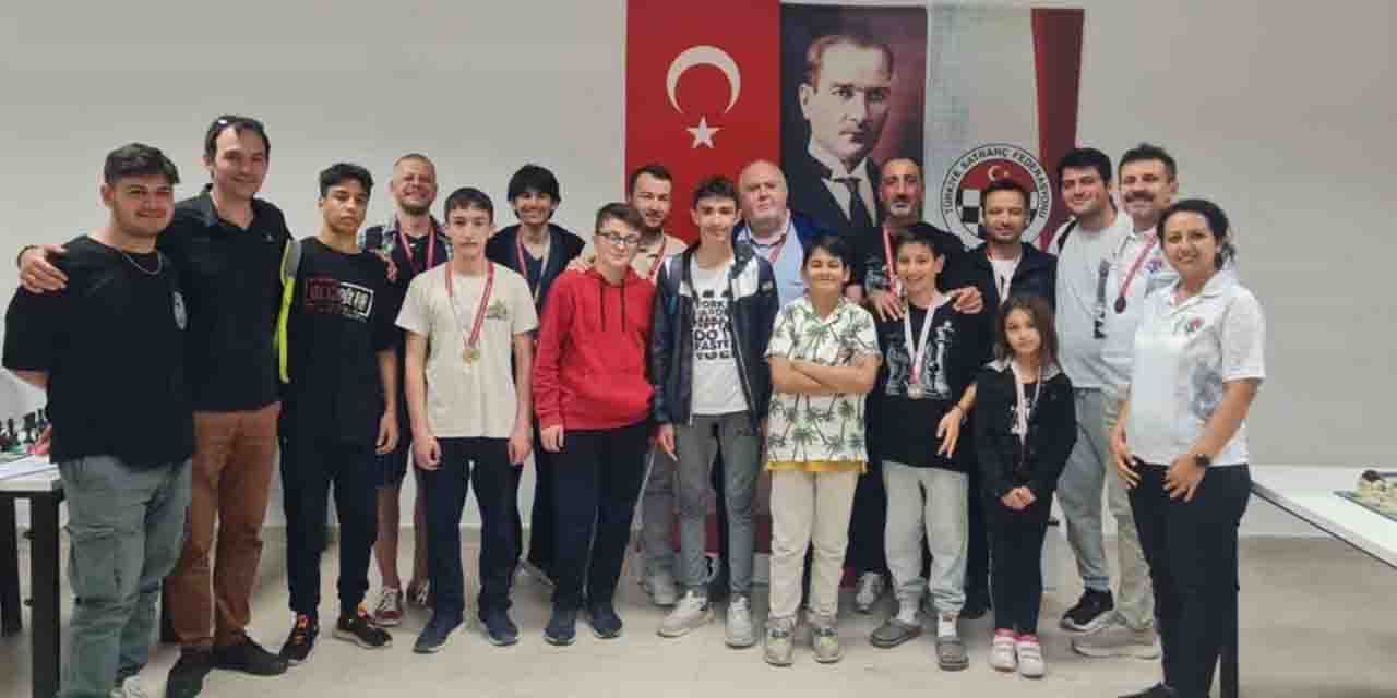 Babalar Günü’ne özel satranç turnuvası düzenlendi