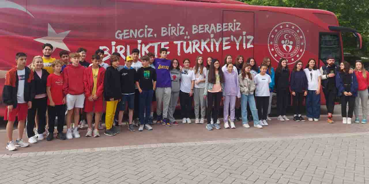Yüzücüler yüzümüzü güldürdü