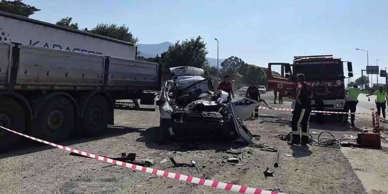 Kurbanlık yüklü tıra çarpan araç kağıt gibi ezildi