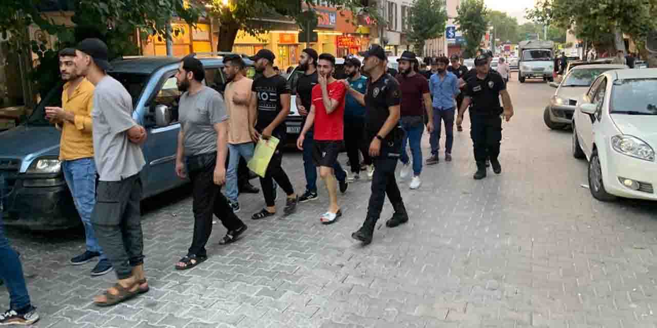 İzmir'de düzensiz göçmen operasyonu: Onlarca gözaltı var!