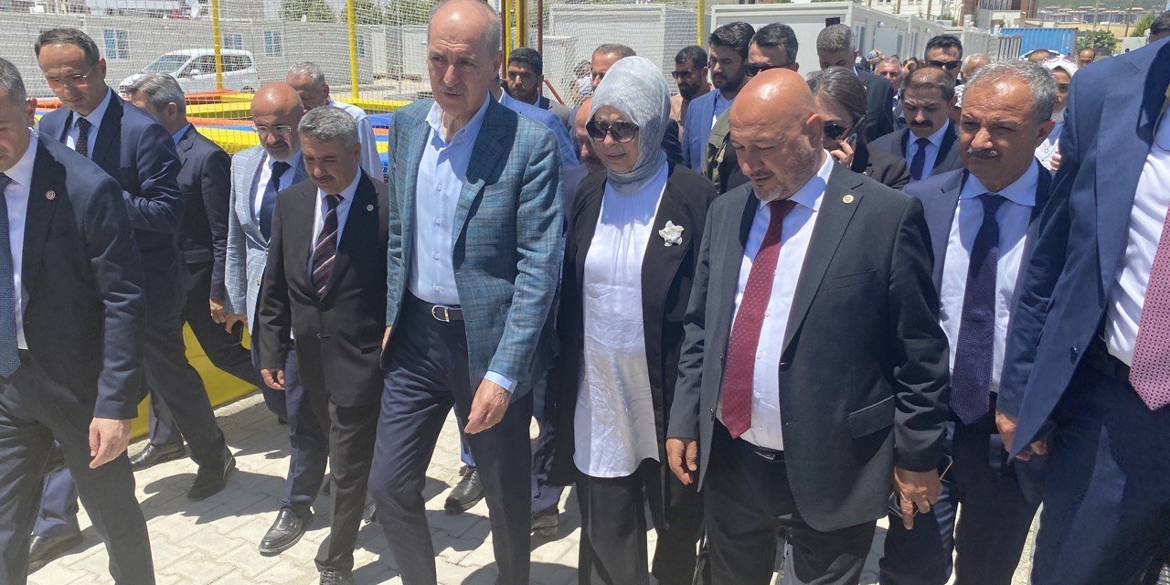 Numan Kurtulmuş, depremzedelerle bir araya geldi