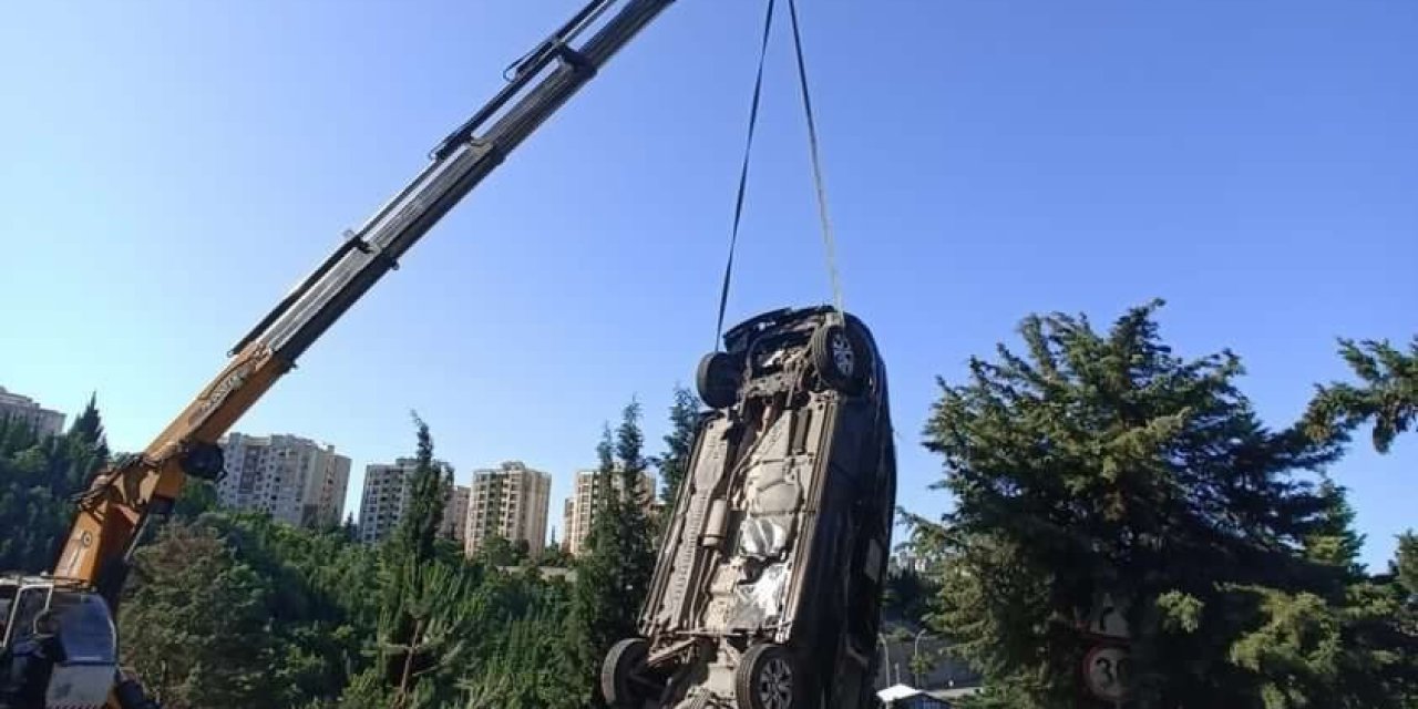 Freni boşalan araç mezarlığa daldı