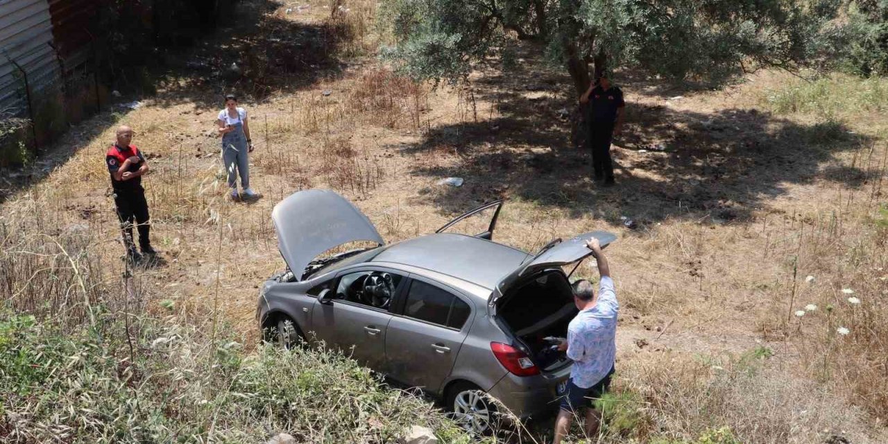 Otomobilinin el frenini çekmeyi unuttu, hayatının şokunu yaşadı