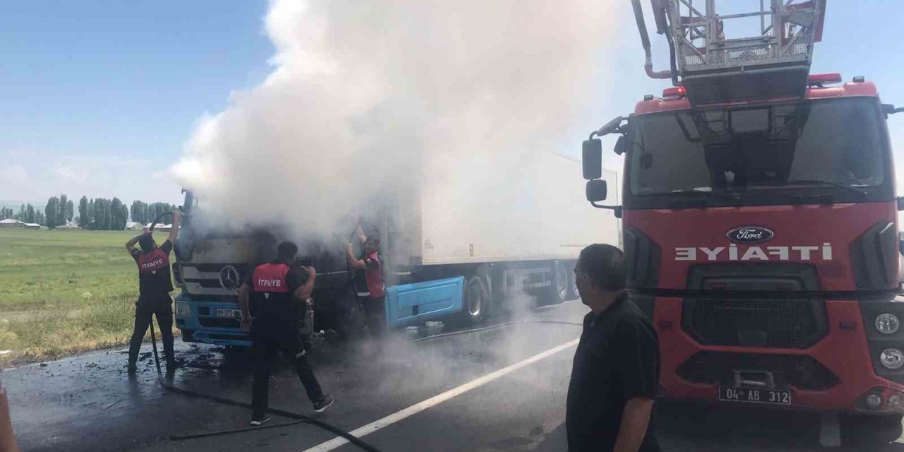 Ağrı’da seyir halindeki tır yandı