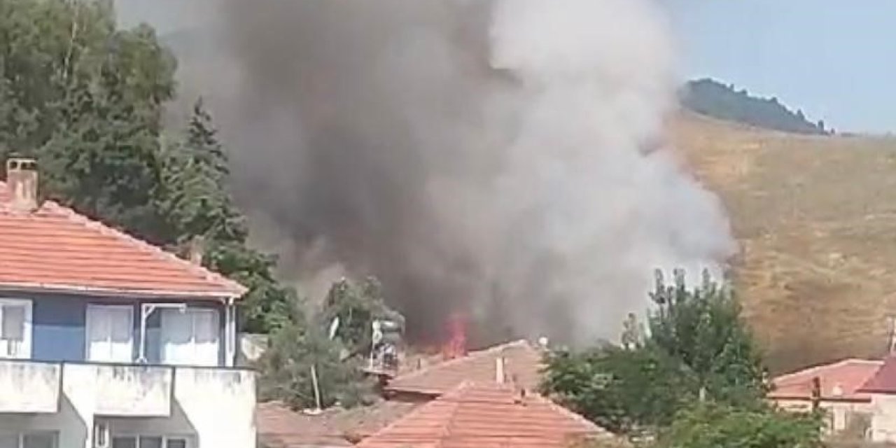 Manisa’da ev yangını yürekleri ağza getirdi