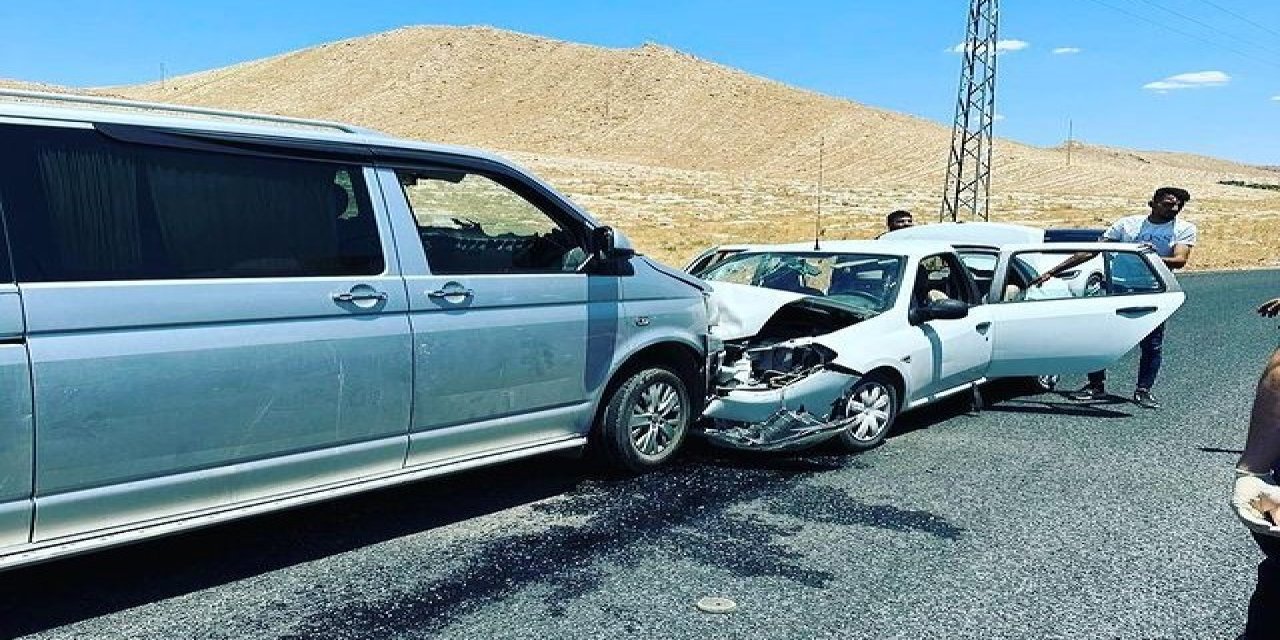 Mardin’de iki araç kafa kafaya çarpıştı: 9 yaralı